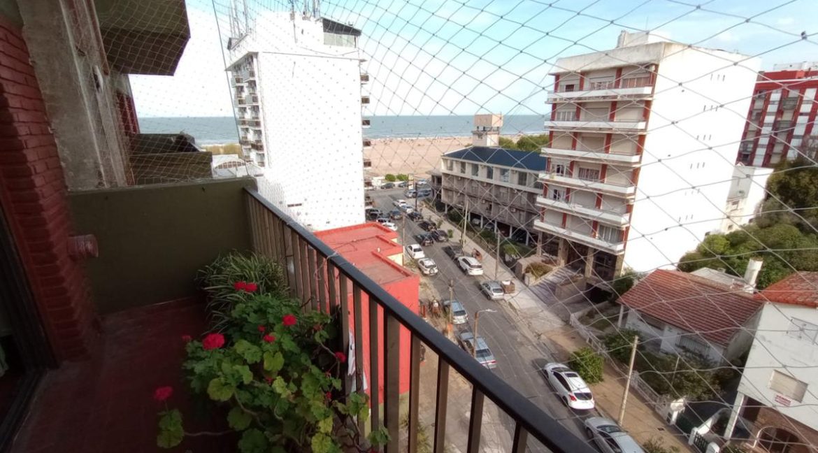 6874dc71-5639-49ad-87b2-b3fc67e980b7_1200x900