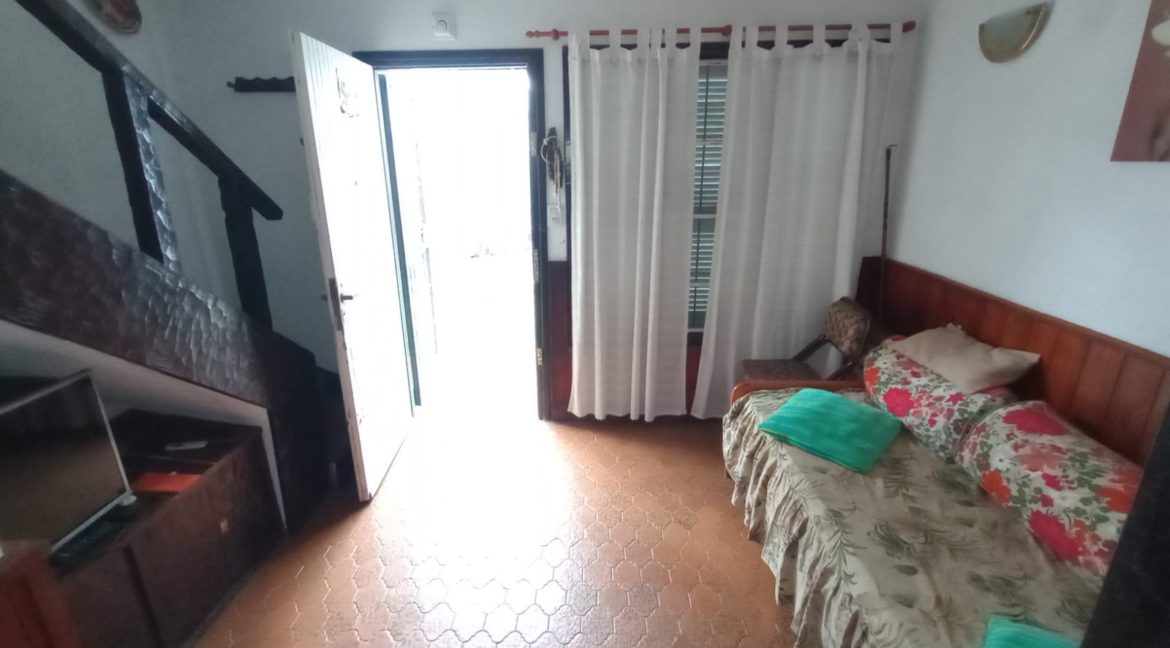 a4ca114b-49d1-42b8-818c-a247f8c01c1f